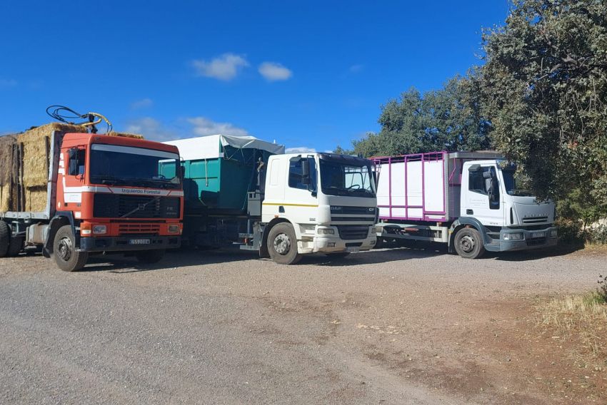 La familia de la ganadería Los Chatos de La Puebla envía camiones de pienso a ganaderos afectados por el fuego de Bejís