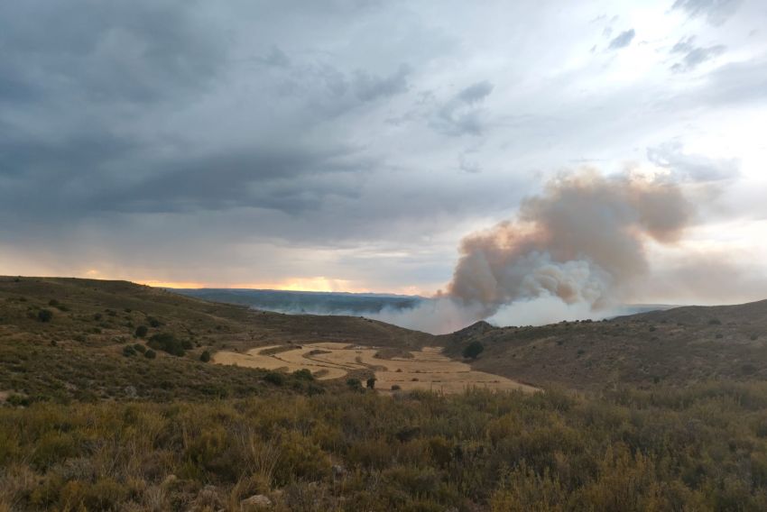 Extinguido el fuego originado por un rayo en Oliete, que ha calcinado unas 110 hectáreas