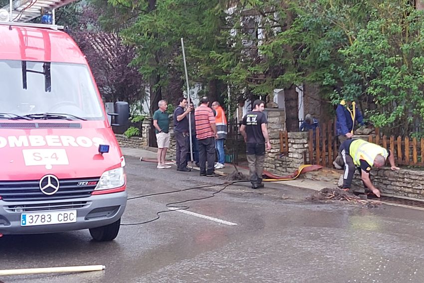 Una fuerte tormenta desborda el río e inunda cinco casas del barrio de La Vega en Alcalá de la Selva