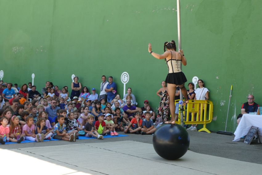 El festival Carabolas, el único de títeres y clown de Teruel, reúne en Bronchales  a 3.000 espectadores