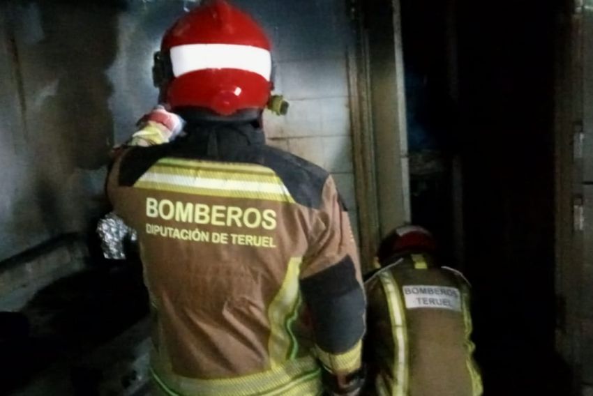 Un incendio calcina la cocina de un bar en Alcañiz y el humo afecta a las instalaciones de un centro comercial adjunto