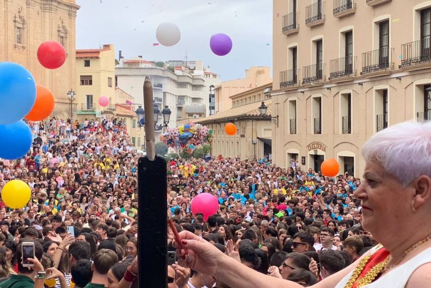 Colorido arranque de Fiestas en Alcañiz,  con una plaza abarrotada hasta la bandera