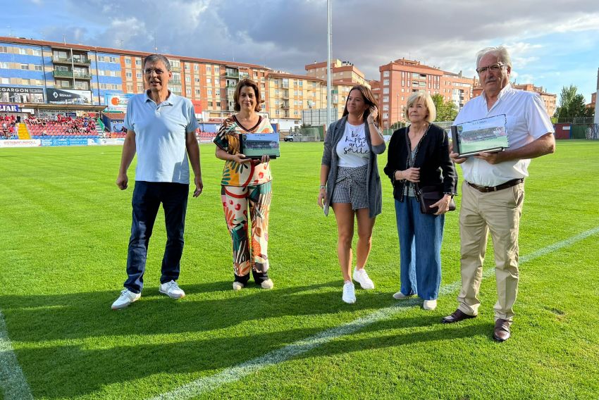 Ismael Ramón, periodista de DIARIO DE TERUEL, recibe una placa de homenaje en reconocimiento a sus 32 años escribiendo sobre el CD Teruel