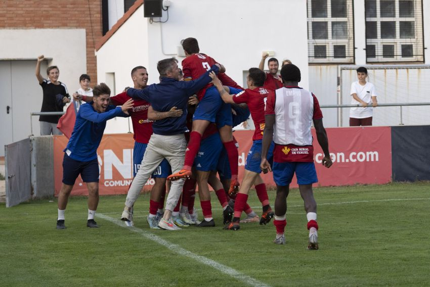 Reacción de fe del CD Teruel para llevarse un derbi frenético en casa (3-2)