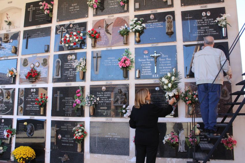 Las flores inundan los cementerios turolenses en recuerdo de los que ya no están