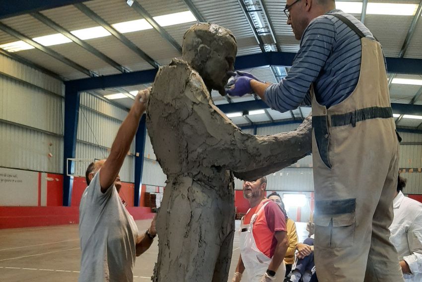 Una escultura colectiva homenajea a Pablo Serrano en Crivillén