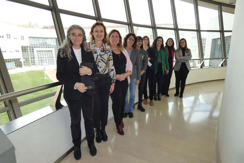 Varias mujeres directivas protagonizan una mesa redonda en el campus para mostrarse como ejemplo a las jóvenes universitarias