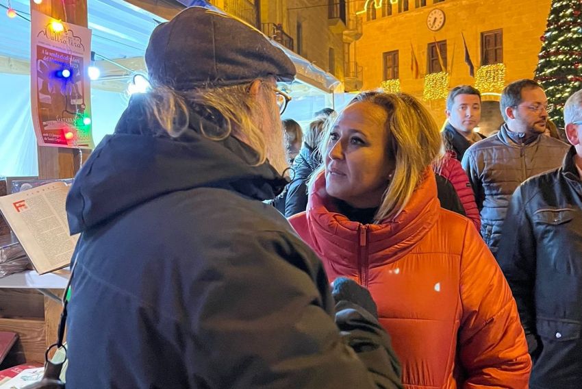 Mayte Pérez destaca el papel del sector agroalimentario en su visita a la Feria del Olivo de Calaceite