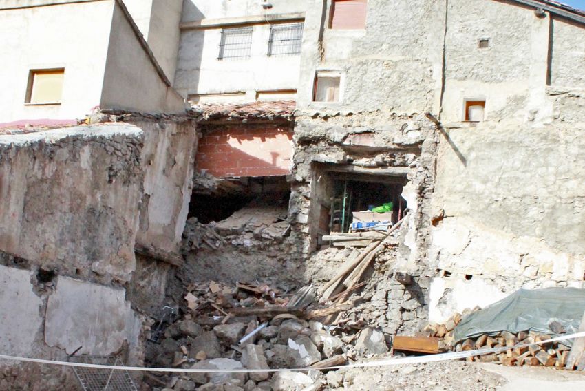 El Ayuntamiento de Tormón desaloja al menos cuatro casas tras el derrumbe de un muro maestro