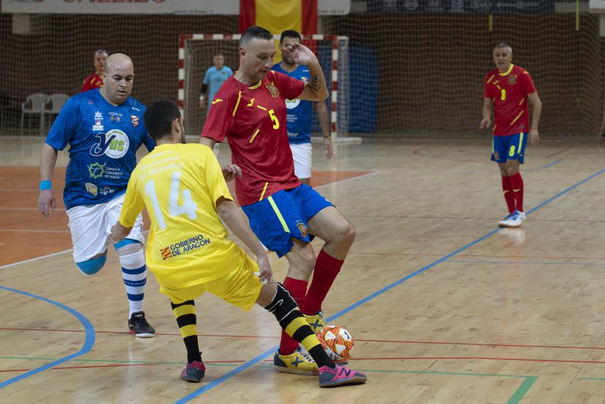 Teruel vibra con las leyendas del fútbol sala en una tarde festiva en Los Planos