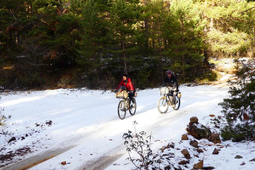 El ‘youtuber’ Bikepackid ensaya su próxima aventura en el invierno de Montañas Vacías