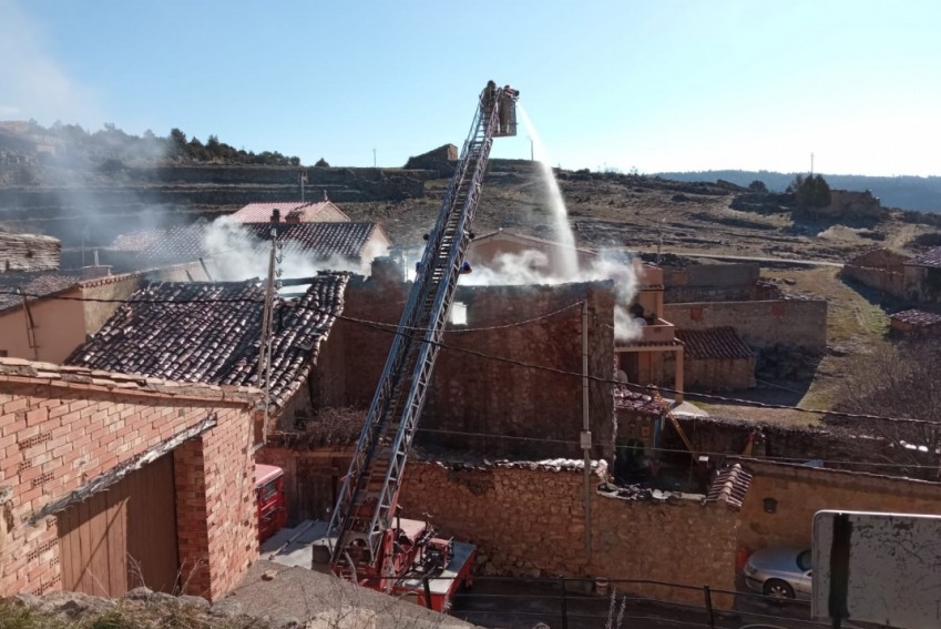 Bomberos de la DPT extinguen dos incendios en viviendas de Alobras y Montalbán