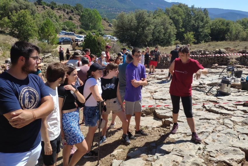 La Fundación Dinópolis muestra a estudiantes el yacimiento de El Castellar