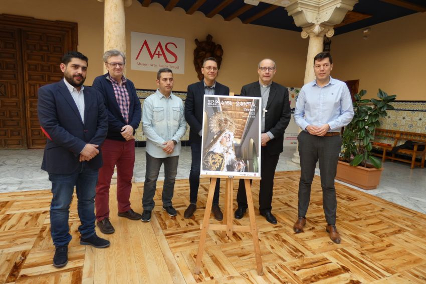 Un primer plano de la Soledad y la techumbre de la Catedral, imagen de la Semana Santa de Teruel