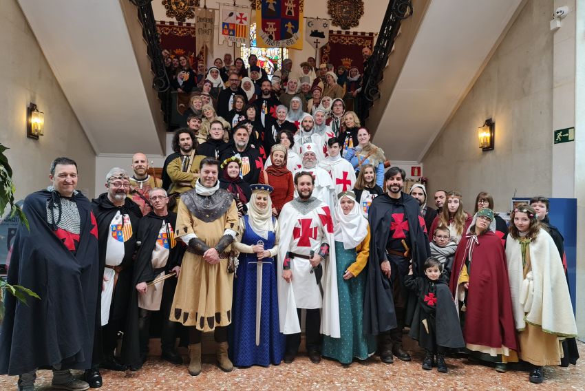 La alcaldesa de Teruel recibe en el Ayuntamiento a los representantes de Monzón que participan en Las Bodas