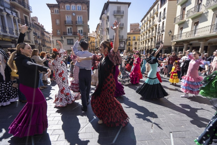 La Casa de Andalucía de Teruel pone  pasión, color y alegría a la plaza del Torico