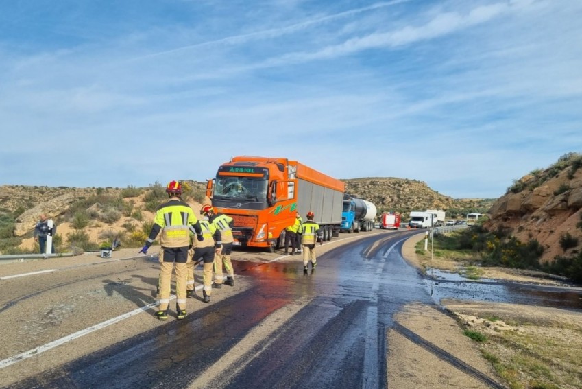 Un herido en un accidente entre un turismo y dos camiones en la N-211 a la salida de Alcañiz