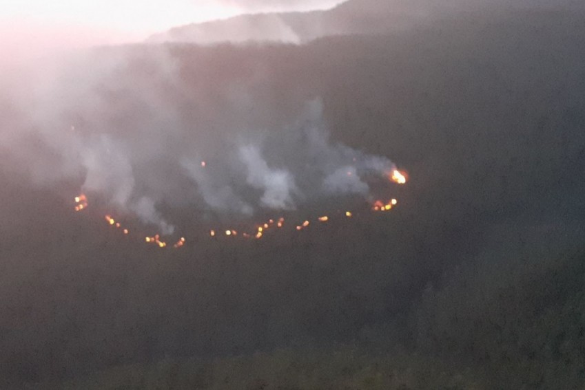 El incendio en el flanco de Teruel está en fase de estabilización, aunque preocupa que el viento del sur pueda reactivarlo