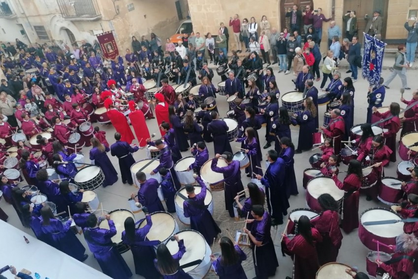 Tamboas anuncia  con percusión en Berge que la Semana Santa está muy cerca