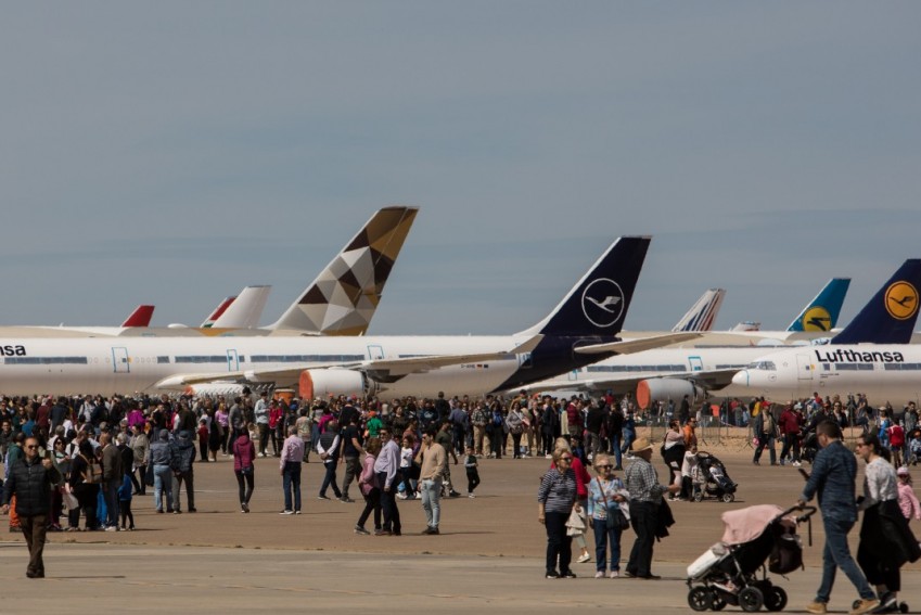 Dos F18 y un A400  vuelan sobre los asistentes a la jornada de puertas abiertas del aeropuerto