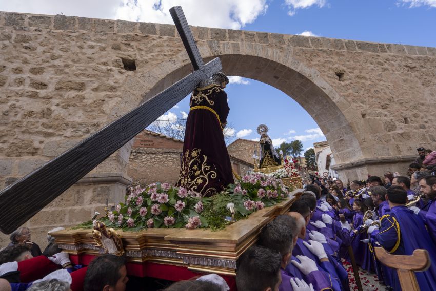 Un Arquillo restaurado contempla el Encuentro del Nazareno y la Virgen de la Soledad de Teruel