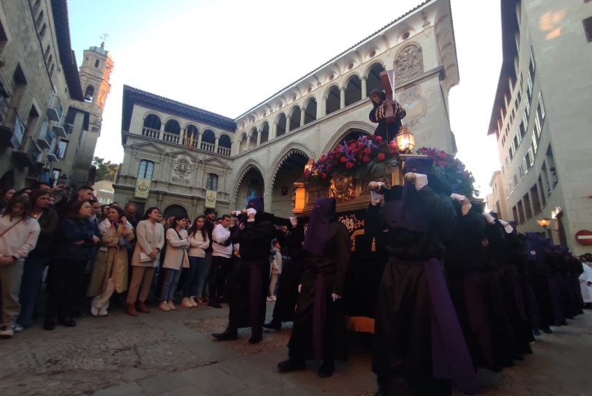 La jota llena de emoción  y silencia la plaza de San Francisco en la procesión del Vía Crucis de Alcañiz