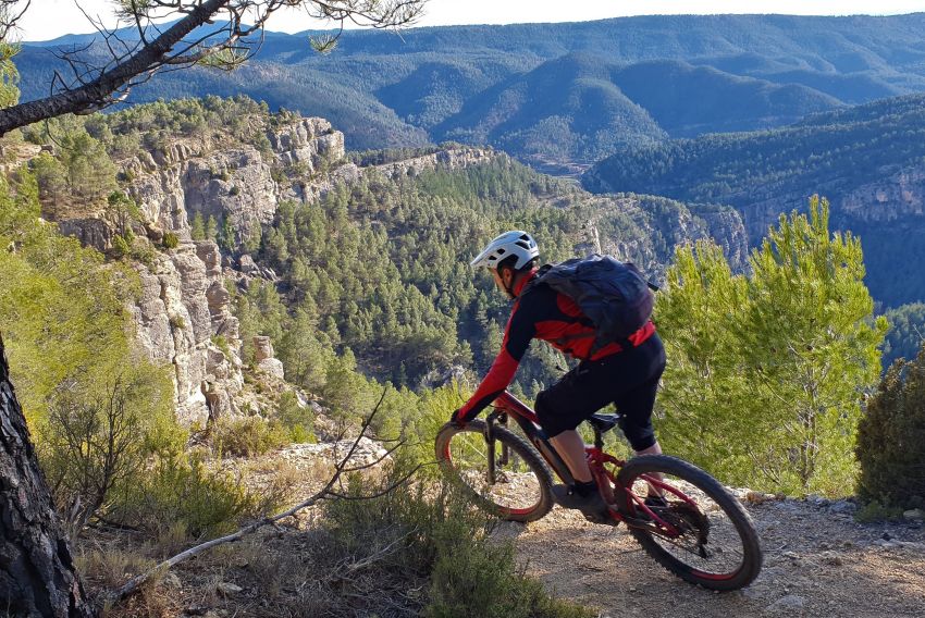 El circuito de bici de montaña Enduroland cierra dos de sus doce senderos tras haber sido afectados por el incendio