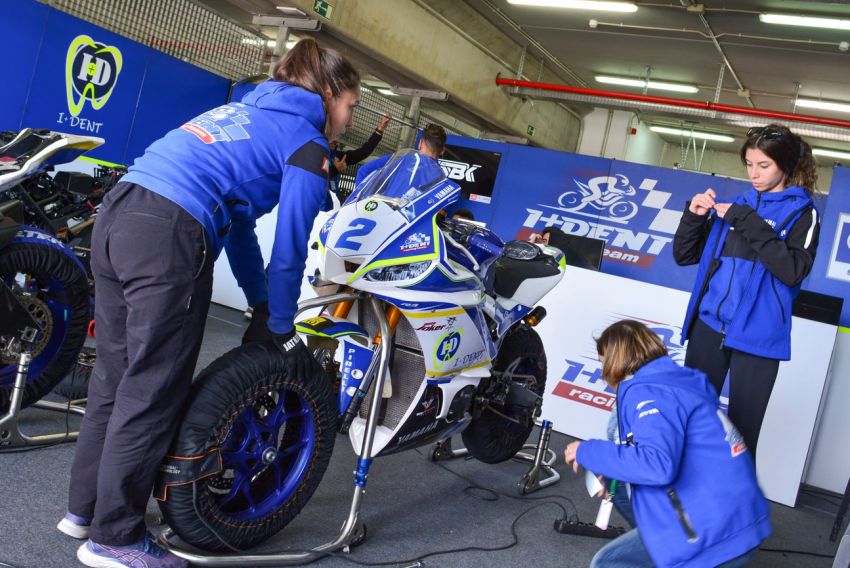 Los pilotos definen sus estrategias  de carrera en el circuito de Motorland