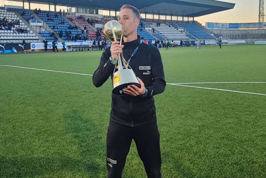 David Pérez Lizaga, entrenador turolense en la Academia del Valencia: “Si el Teruel ganase al Valencia daría un puñetazo encima de la mesa”