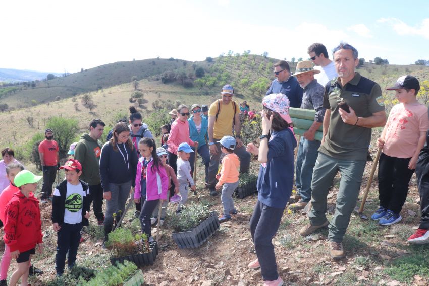 La Guardia Civil apadrina una repoblación forestal en el monte de Burbáguena que sufrió el incendio de junio