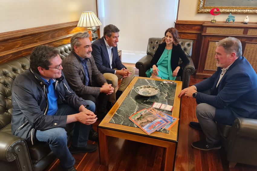 Representantes de Adeo y Finsa presentan a la alcaldesa de Teruel el proyecto de la nueva fábrica que se instalará en Platea