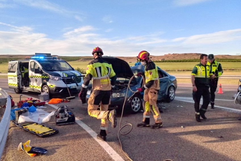 Cinco heridos, uno de ellos grave, en un choque entre dos vehículos en la carretera N-232, en el cruce de Puigmoreno