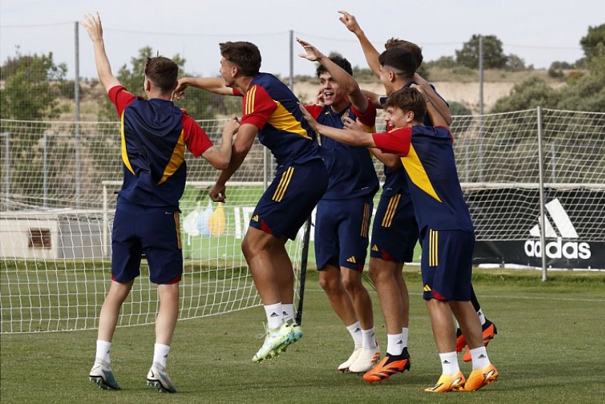 Juan Hernández vive sus primeros días como sub-17