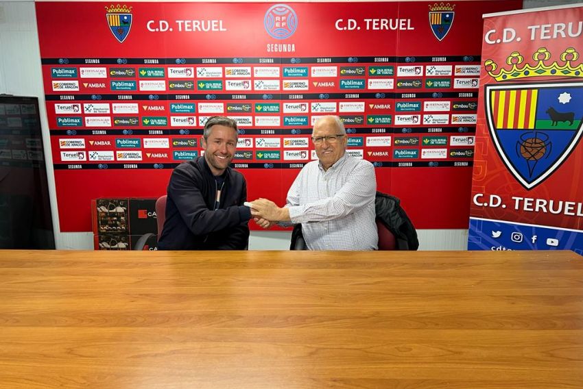 Ramón Navarro y Víctor Bravo sellan la renovación del técnico