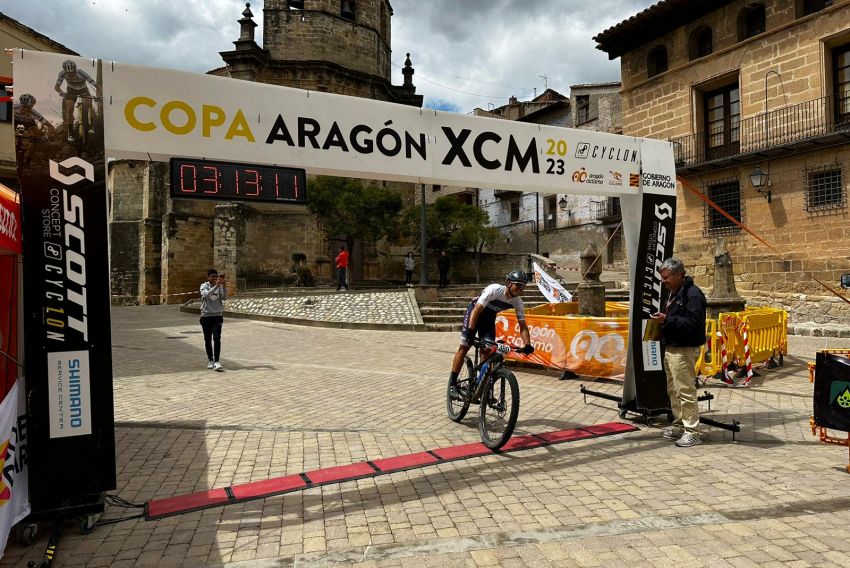 Fuentespalda encumbra  al alcañizano Iván Romero