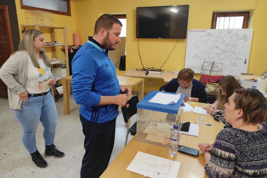 Los vecinos de Monroyo votan con el convencimiento de que en tres meses habrá candidatura municipal