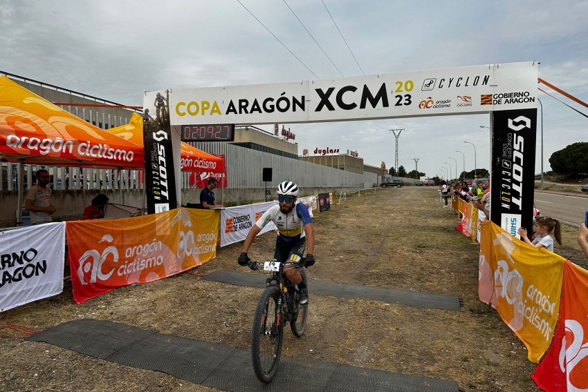 Alberto Cámara y Eva Elbaile vencen en la XIX BTT Alfindén Montes Blancos