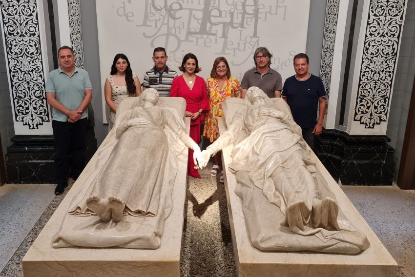 Los ganadores del certamen de poesía y el mantenedor de las fiestas visitan el Mausoleo de los Amantes junto a la alcaldesa de Teruel y el concejal de Fiestas
