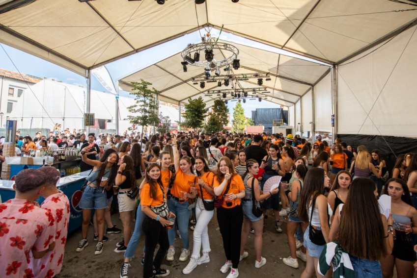 Las peñas no esperan a que se ponga el pañuelo para iniciar la fiesta en sus sedes