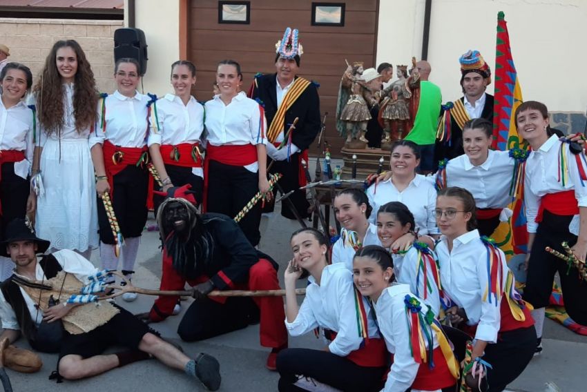 Los jóvenes cogen los palos para dejar claro que el Dance de Visiedo tiene mucho futuro