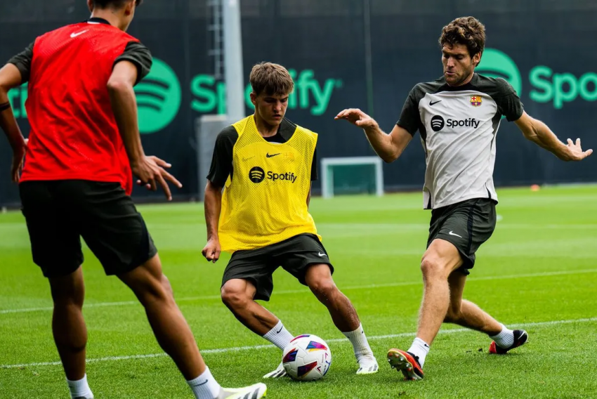 Juan Hernández entrena con la primera plantilla del FC Barcelona