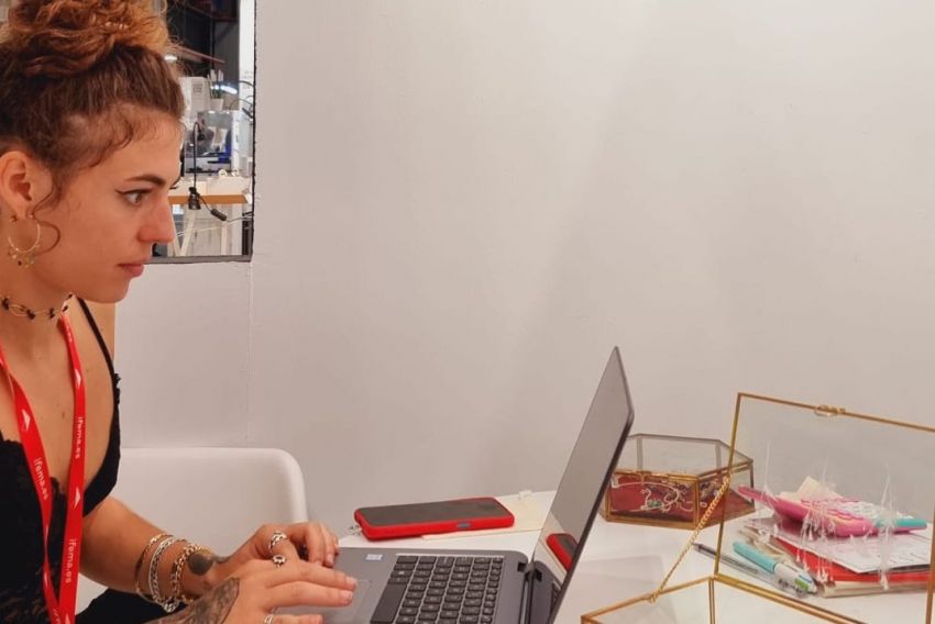 Carla Bullón Blasco, diseñadora de joyas artesanales: “Todas mis piezas son únicas y eso se ha valorado en un sitio donde la producción es en serie”