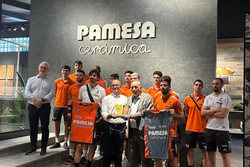 La plantilla naranja visita las instalaciones de Pamesa Cerámica