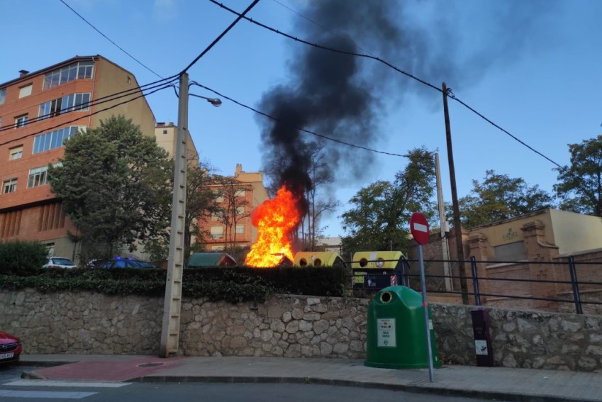 Extinguido un incendio en un contenedor en la plaza Mansuetos de Teruel