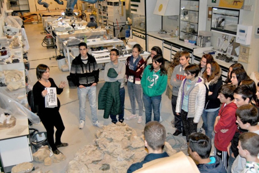 La Fundación Dinópolis celebra la Semana de la Ciencia con una jornada de puertas abiertas a su laboratorio, visita a un yacimiento y talleres paleontológicos