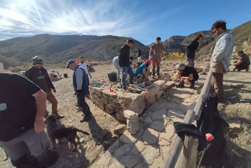 Alcaine demuestra que construir en piedra seca no es sencillo, pero sí muy enriquecedor