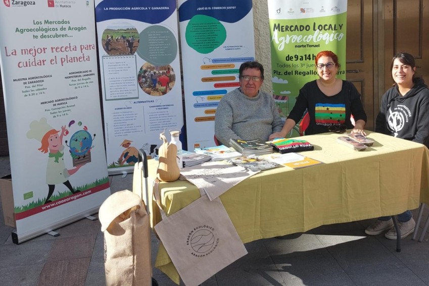 El mercado norteTeruel reivindica el orgullo rural con productos ecológicos de proximidad