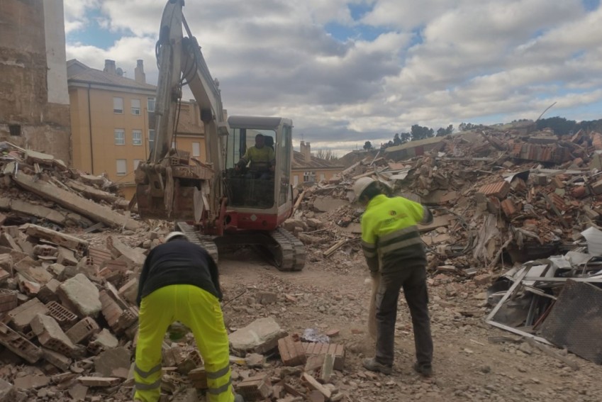 Comienzan  los trabajos para  el desescombro  del edificio que se derrumbó en la calle San Francisco