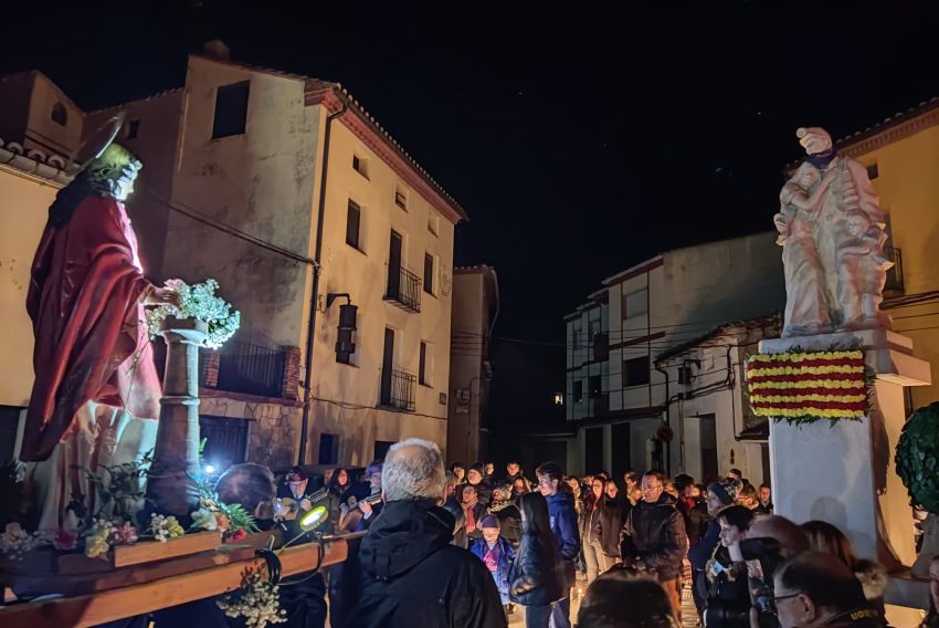 La procesión de los candiles llena de decenas de luces y olor a carburo las calles de Escucha