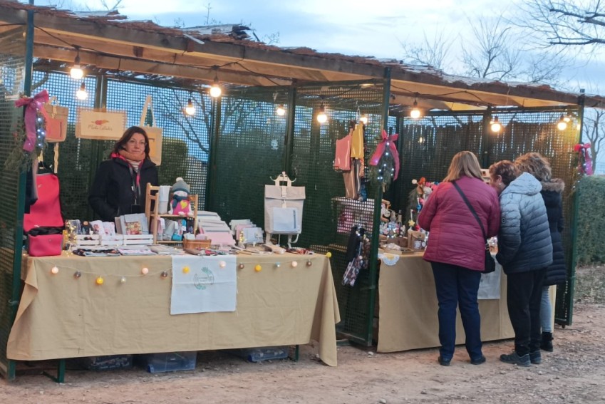 Villarquemado pone en marcha un mercado navideño con artesanos en el Paseo de Cuento